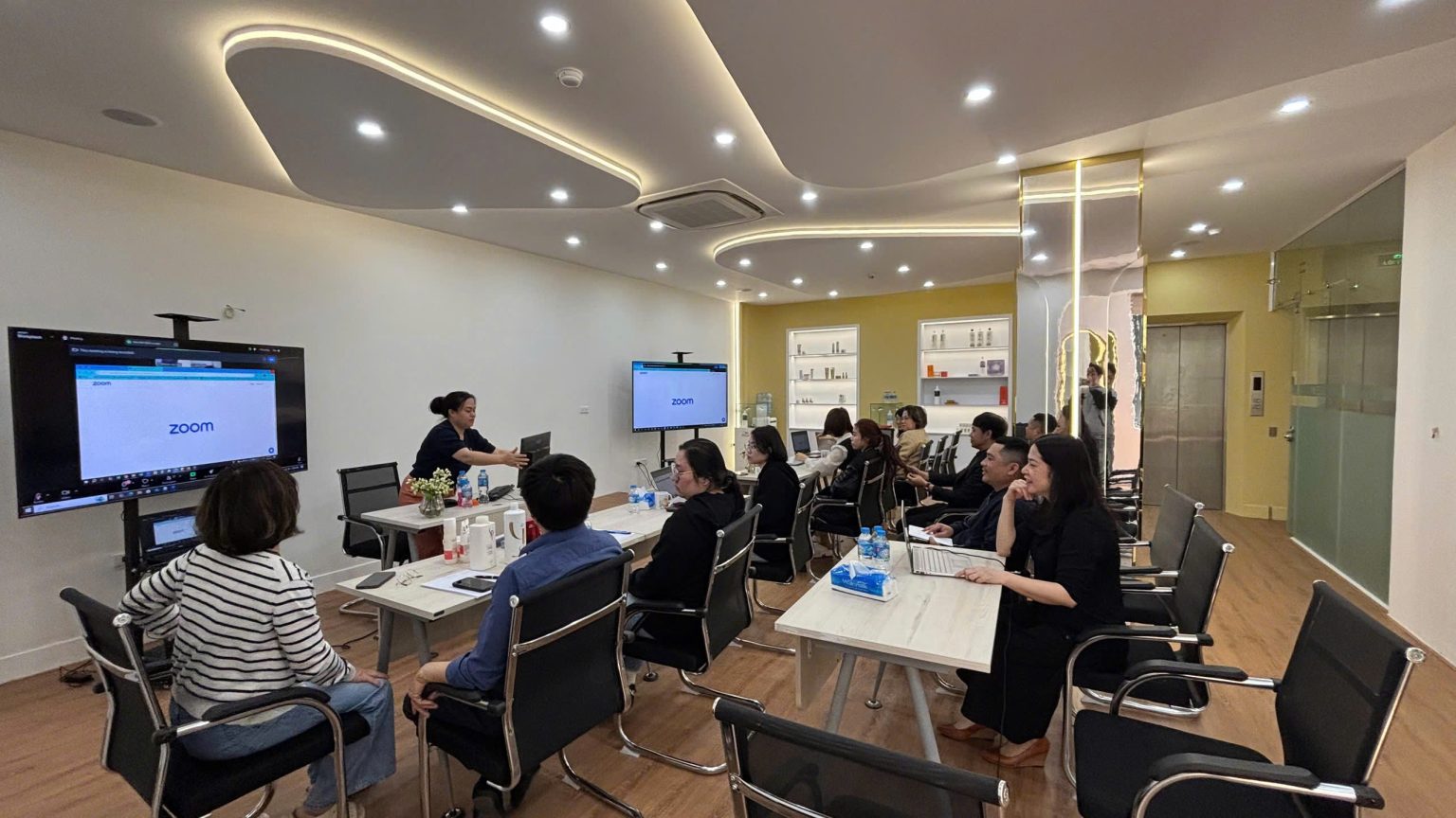 Ê-kíp Vạn Lộc Media trao đổi hồ sơ cùng khách hàng